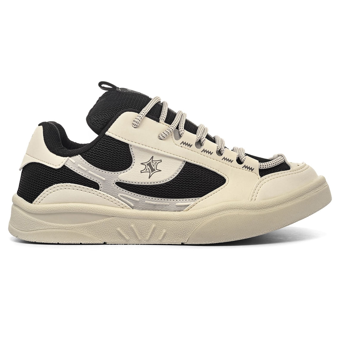 Tênis casual masculino Nesk Urbano na cor off white com detalhes em preto, com fechamento por cadarço e solado branco em borracha.